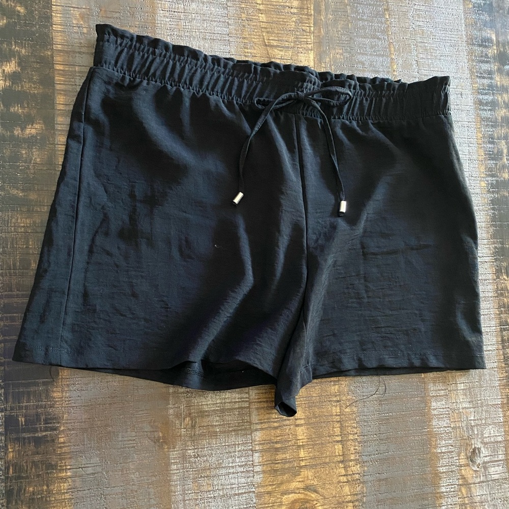 🎀 Women’s Retrology Brand Size Large Black shorts elastic waist tie front